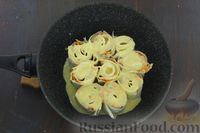 Фото приготовления рецепта: Рулетики из лаваша с фаршем и корейской морковью, в яичной заливке (на сковороде) - шаг №15