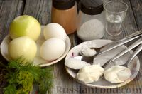 Фото приготовления рецепта: Салат из яиц, маринованного лука и зелени - шаг №1