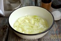 Фото приготовления рецепта: Салат из яиц, маринованного лука и зелени - шаг №3