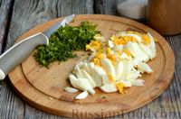 Фото приготовления рецепта: Салат из яиц, маринованного лука и зелени - шаг №7