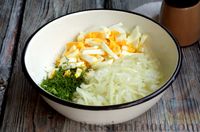 Фото приготовления рецепта: Салат из яиц, маринованного лука и зелени - шаг №9