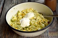Фото приготовления рецепта: Салат из яиц, маринованного лука и зелени - шаг №10