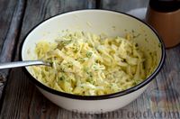 Фото приготовления рецепта: Салат из яиц, маринованного лука и зелени - шаг №11