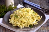 Фото приготовления рецепта: Салат из яиц, маринованного лука и зелени - шаг №13