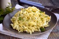 Фото к рецепту: Салат из яиц, маринованного лука и зелени