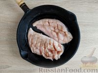 Фото приготовления рецепта: Куриное филе с рисом (на сковороде) - шаг №4