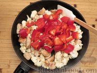 Фото приготовления рецепта: Курица с цветной капустой и сладким перцем в пряном соусе - шаг №9