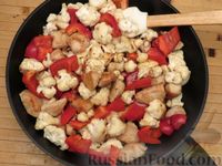 Фото приготовления рецепта: Курица с цветной капустой и сладким перцем в пряном соусе - шаг №10