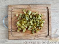 Фото приготовления рецепта: Салат с фасолью, маринованными огурцами и грецкими орехами - шаг №3