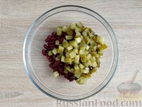 Фото приготовления рецепта: Салат с фасолью, маринованными огурцами и грецкими орехами - шаг №4