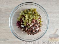 Фото приготовления рецепта: Салат с фасолью, маринованными огурцами и грецкими орехами - шаг №6