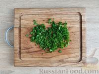 Фото приготовления рецепта: Салат с фасолью, маринованными огурцами и грецкими орехами - шаг №7