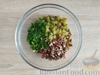 Фото приготовления рецепта: Салат с фасолью, маринованными огурцами и грецкими орехами - шаг №8