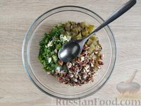 Фото приготовления рецепта: Салат с фасолью, маринованными огурцами и грецкими орехами - шаг №9