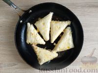 Фото приготовления рецепта: Треугольники из лаваша с творогом и бананом (на сковороде) - шаг №16