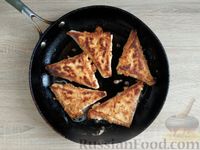 Фото приготовления рецепта: Треугольники из лаваша с творогом и бананом (на сковороде) - шаг №17
