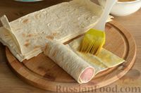 Фото приготовления рецепта: Сосиски с сыром в лаваше (в духовке) - шаг №5