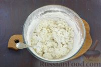 Фото приготовления рецепта: Булочки с чесноком и зеленью (на молоке) - шаг №4