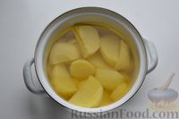 Фото приготовления рецепта: Картофельные котлеты с рыбными консервами и сырно-яичной начинкой (в духовке) - шаг №2
