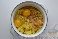 Фото приготовления рецепта: Картофельные котлеты с рыбными консервами и сырно-яичной начинкой (в духовке) - шаг №7