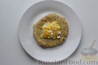Фото приготовления рецепта: Картофельные котлеты с рыбными консервами и сырно-яичной начинкой (в духовке) - шаг №10