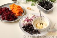 Фото приготовления рецепта: Слоёный салат "Зебра" с морковью, свёклой, плавленым сыром и черносливом - шаг №2