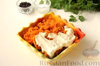 Фото приготовления рецепта: Слоёный салат "Зебра" с морковью, свёклой, плавленым сыром и черносливом - шаг №4