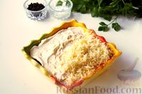 Фото приготовления рецепта: Слоёный салат "Зебра" с морковью, свёклой, плавленым сыром и черносливом - шаг №5