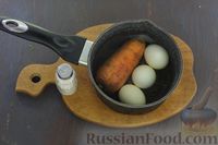 Фото приготовления рецепта: Салат с крабовыми палочками, морковью, апельсинами и яйцами - шаг №2