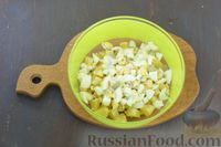 Фото приготовления рецепта: Салат с крабовыми палочками, морковью, апельсинами и яйцами - шаг №4