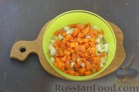 Фото приготовления рецепта: Салат с крабовыми палочками, морковью, апельсинами и яйцами - шаг №5