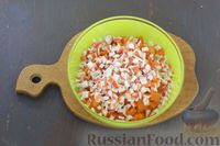 Фото приготовления рецепта: Салат с крабовыми палочками, морковью, апельсинами и яйцами - шаг №6