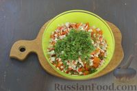 Фото приготовления рецепта: Салат с крабовыми палочками, морковью, апельсинами и яйцами - шаг №7