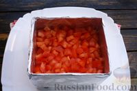Фото приготовления рецепта: Слоёный салат с ветчиной, помидорами и плавленым сыром - шаг №10