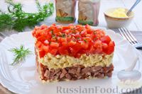 Фото приготовления рецепта: Слоёный салат с ветчиной, помидорами и плавленым сыром - шаг №13
