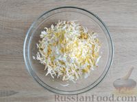 Фото приготовления рецепта: Гренки с намазкой из копчёного сыра, моркови и яиц - шаг №4