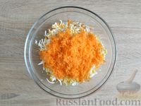 Фото приготовления рецепта: Гренки с намазкой из копчёного сыра, моркови и яиц - шаг №5