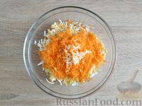 Фото приготовления рецепта: Гренки с намазкой из копчёного сыра, моркови и яиц - шаг №6
