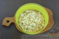 Фото приготовления рецепта: Салат с тунцом, сыром, яйцами и оливками - шаг №4