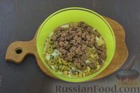 Фото приготовления рецепта: Салат с тунцом, сыром, яйцами и оливками - шаг №6