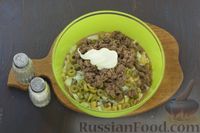 Фото приготовления рецепта: Салат с тунцом, сыром, яйцами и оливками - шаг №7