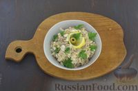 Фото приготовления рецепта: Салат с тунцом, сыром, яйцами и оливками - шаг №8