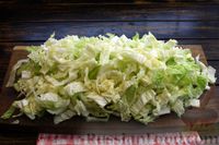 Фото приготовления рецепта: Салат из пекинской капусты и зелёного лука с майонезно-горчичной заправкой - шаг №2