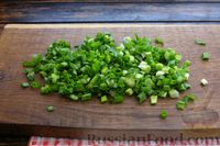 Фото приготовления рецепта: Салат из пекинской капусты и зелёного лука с майонезно-горчичной заправкой - шаг №3