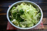 Фото приготовления рецепта: Салат из пекинской капусты и зелёного лука с майонезно-горчичной заправкой - шаг №7