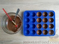 Фото приготовления рецепта: Конфеты из сухофруктов, в шоколаде - шаг №9