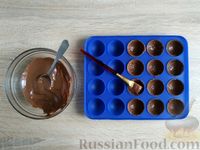 Фото приготовления рецепта: Конфеты из сухофруктов, в шоколаде - шаг №10