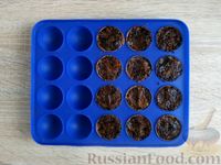Фото приготовления рецепта: Конфеты из сухофруктов, в шоколаде - шаг №12