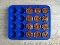 Фото приготовления рецепта: Конфеты из сухофруктов, в шоколаде - шаг №13