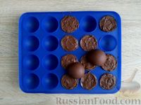 Фото приготовления рецепта: Конфеты из сухофруктов, в шоколаде - шаг №14